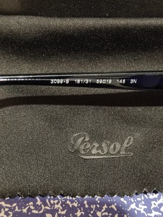 Gafas de Sol Persol azul marino.