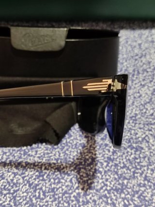 Gafas de Sol Persol azul marino.