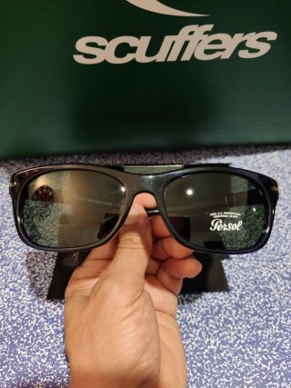 Gafas de Sol Persol azul marino.