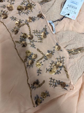 Vestido largo con bordado de abalorios