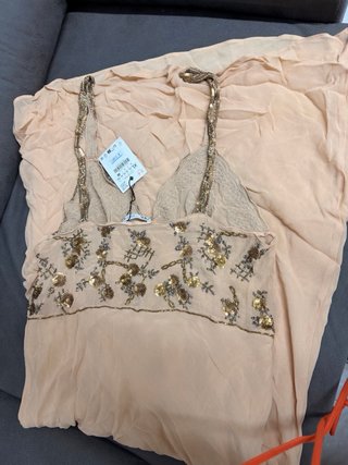 Vestido largo con bordado de abalorios
