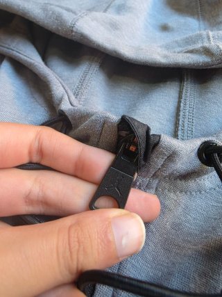 Chaqueta Jordan Gris y Negra con Capucha