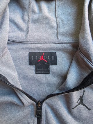 Chaqueta Jordan Gris y Negra con Capucha