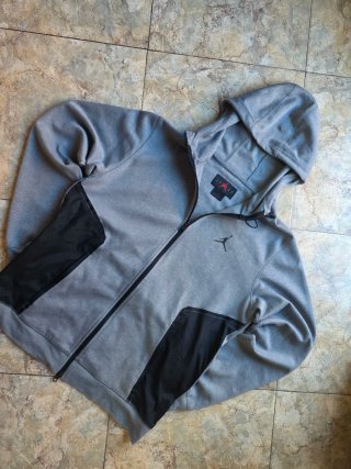 Chaqueta Jordan Gris y Negra con Capucha