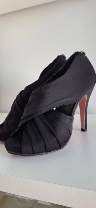 Zapatos de tacón negros para fiesta
