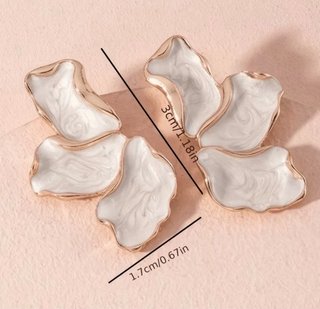 Pendientes blancos y dorados