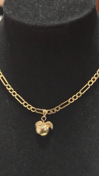 Cadena Figaro Oro 18K con Colgante Manzana