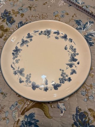 Plato de cerámica con diseño floral azul