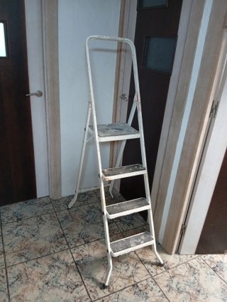 Escalera de hierro y goma de  4 peldaños