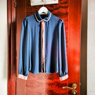 Camisa azul con cuello y puños rosas