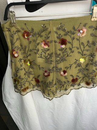 Short Zara con Bordado Floral y AbaloriosT/L