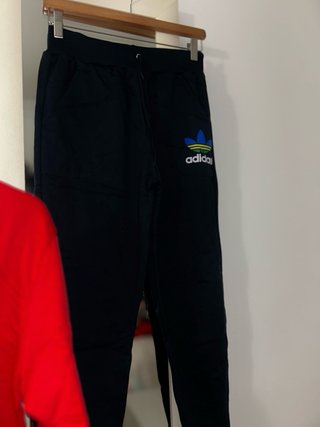 Conjunto de chandal Adidas.