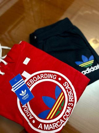 Conjunto de chandal Adidas.