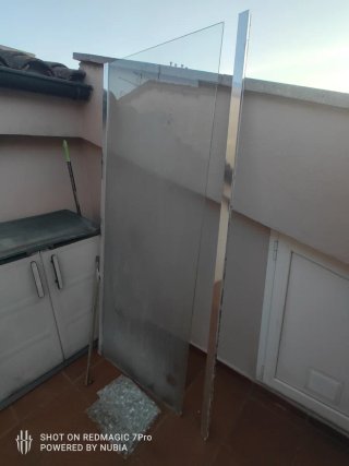 Mampara, espejo, estante, perchero y accesorios.