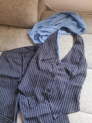 Traje pantalón, chaleco y fulard rayas