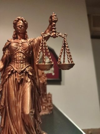 Figura Dama de la Justicia