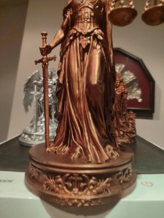 Figura Dama de la Justicia