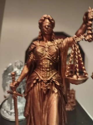 Figura Dama de la Justicia