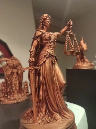 Figura Dama de la Justicia