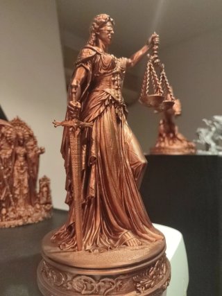Figura Dama de la Justicia