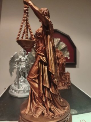 Figura Dama de la Justicia