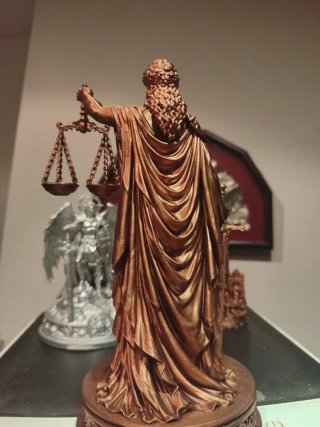 Figura Dama de la Justicia
