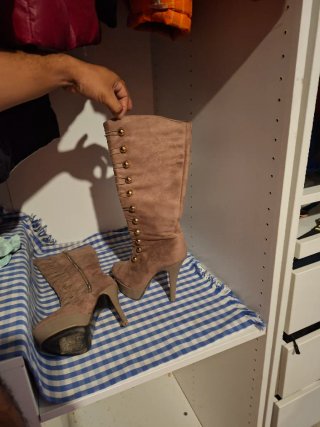 Botas altas beige con detalles dorados