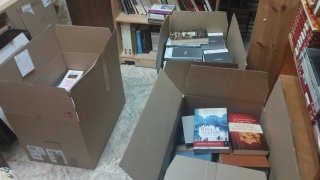 Se regalan lotes de libros variados en cajas