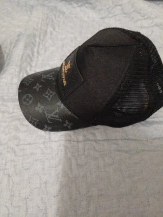 Gorra Louis Vuitton Negra y Dorada