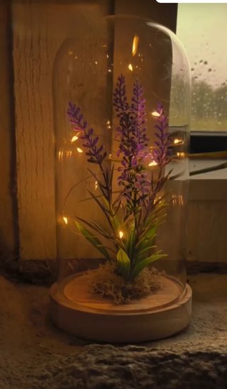 Cúpula de cristal con flores y luces