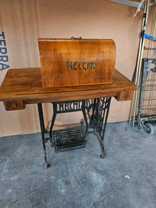 Macchina per cucire vintage Necchi