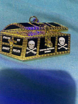 Título: Cofre Pirata Metálico – Colgante / Adorn