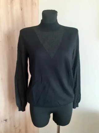 Blusa de mujer cuello alto negra