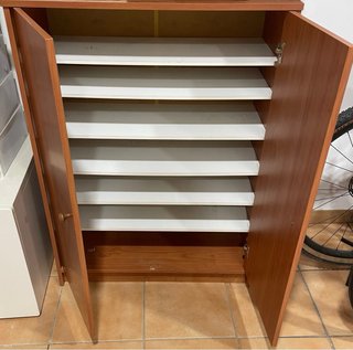 Mueble zapatero de madera con puertas