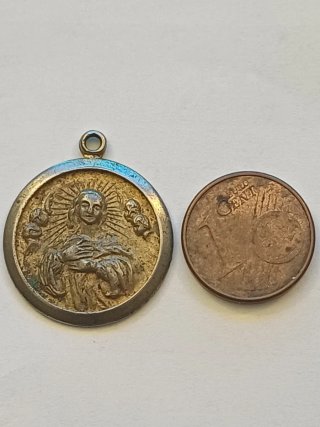 Medalla religiosa antigua con restos dorados