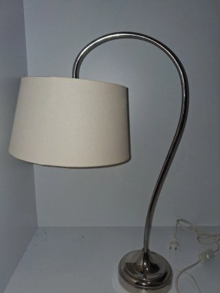 Lámpara de mesa con brazo curvo