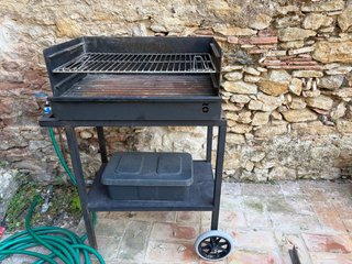 Barbecue in ferro artigianale con ruote