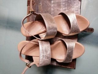 Sandalias UGG Beige y Doradas Talla 40
