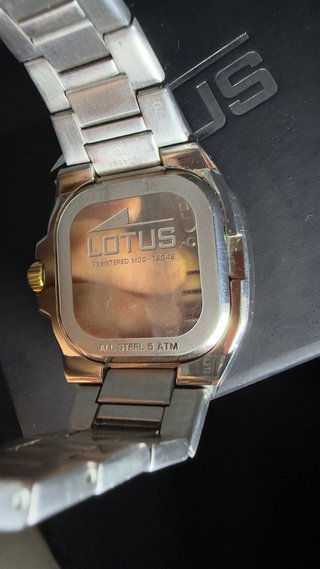 Reloj Lotus Oro y Plata 3 Meses Uso