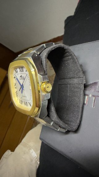 Reloj Lotus Oro y Plata 3 Meses Uso