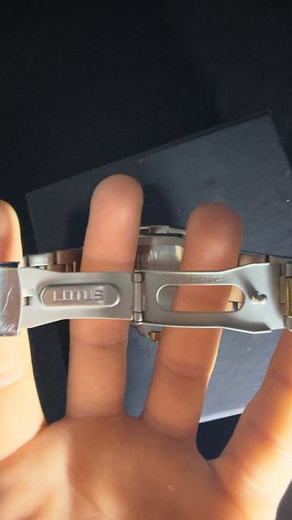 Reloj Lotus Oro y Plata 3 Meses Uso