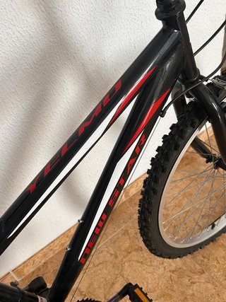 Bicicleta de montaña negra