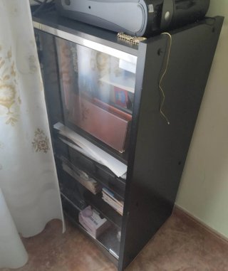 Estantería Negra con Puerta de Cristal