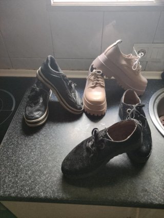 Botines de mujer beige y negros