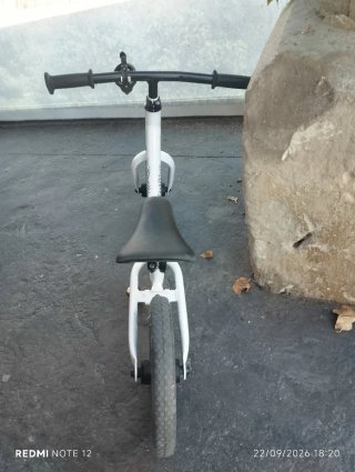 Bicicleta sin pedales blanca