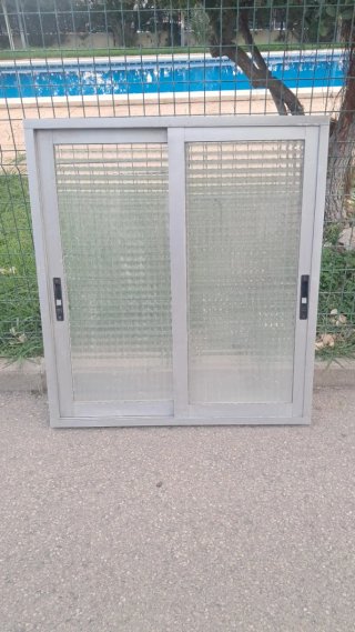 Ventana aluminio corredera cristal texturizado.