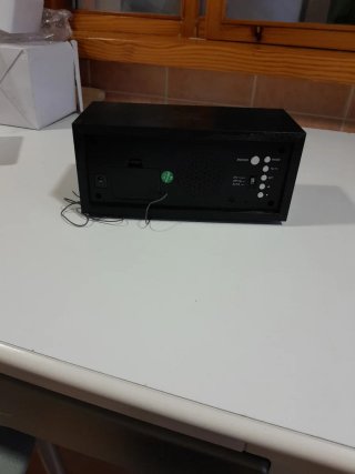 Radio a pilas con diseño clásico