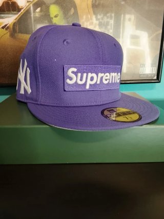 Gorra New Era x Supreme Morada Talla 7.1/8