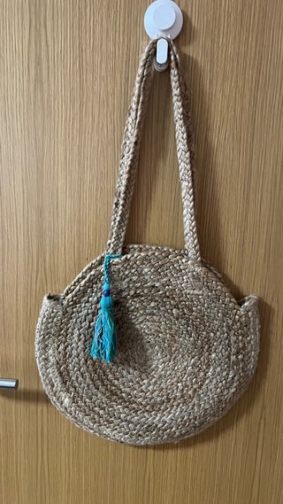 Bolso de rafia redondo con detalle de borla