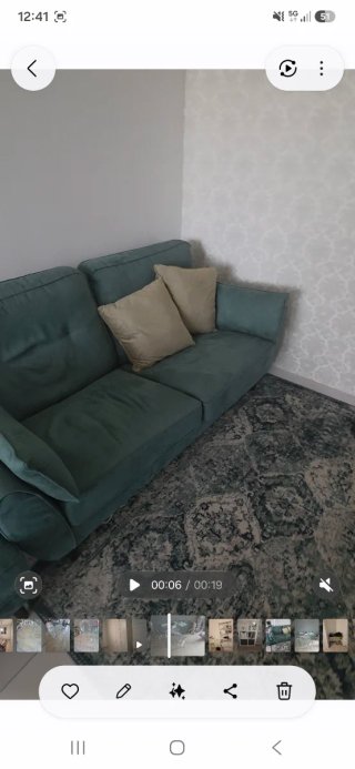 Divano in velluto verde con pouf